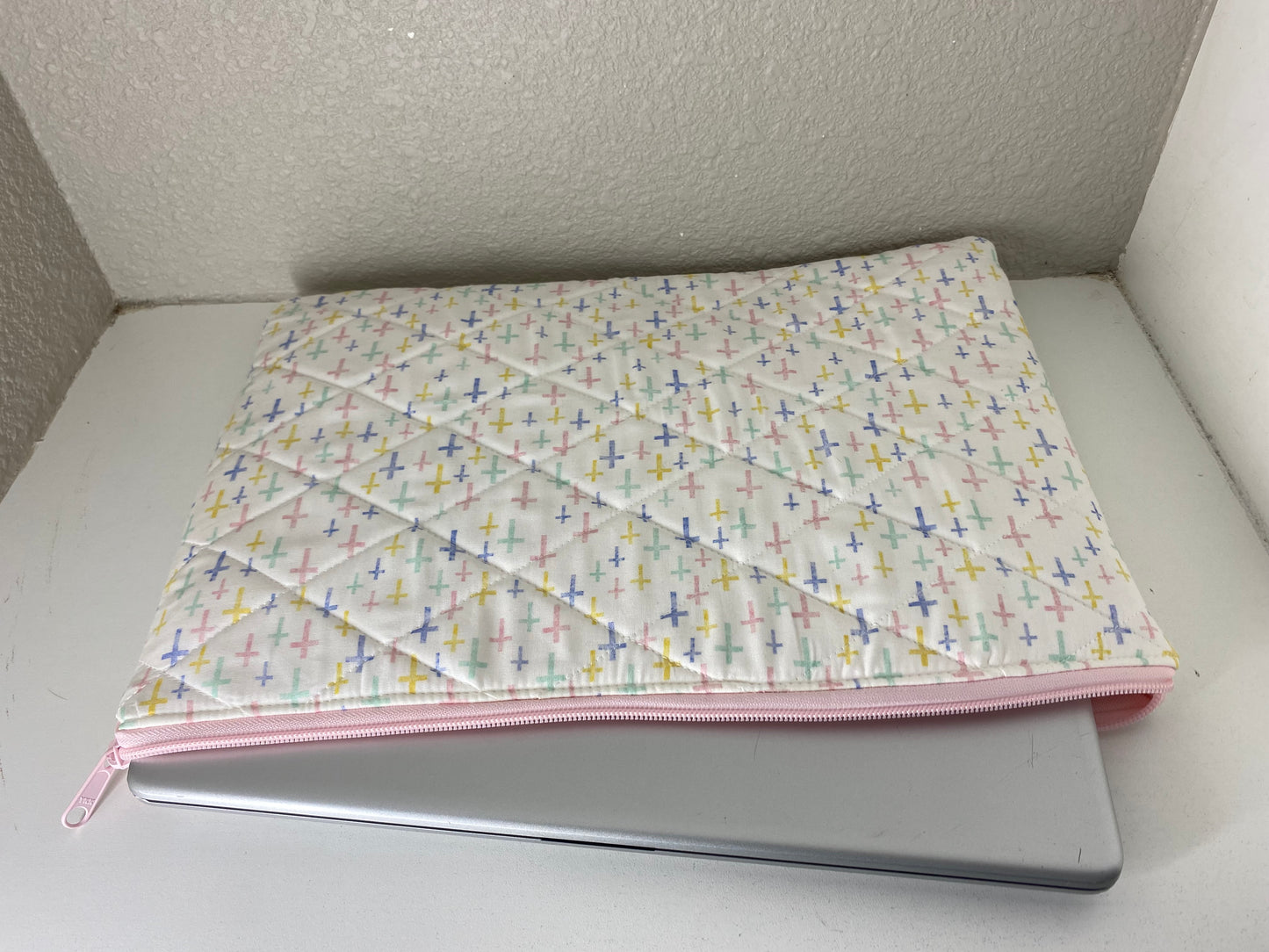 Pastel Crosses Laptop sleeve