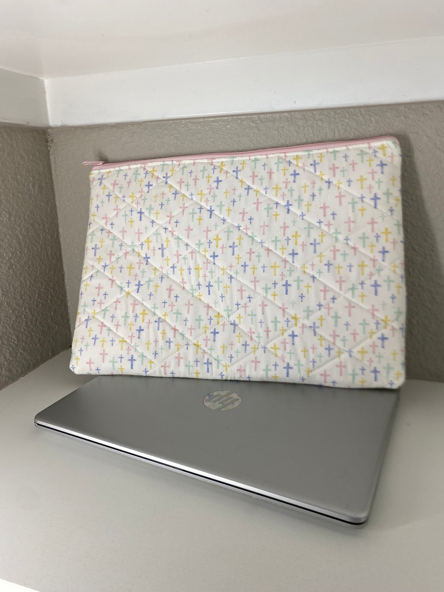 Pastel Crosses Laptop sleeve
